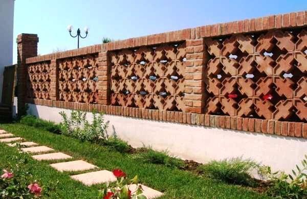 Recinzione con mattoni decorativi in cotto di Fornace Fonti
